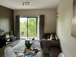 Chic, Comfy 2-Bed in Secure Complex, Fast WiFi - Sandton - 0