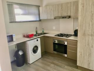 Chic, Comfy 2-Bed in Secure Complex, Fast WiFi - Sandton - 2
