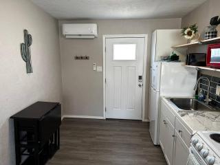 1 Bedroom Wbalcony Near Unm, Nob Hill Downtown - 8