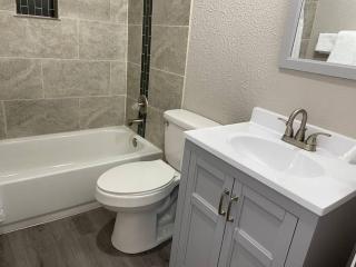 1 Bedroom Wbalcony Near Unm, Nob Hill Downtown - 5