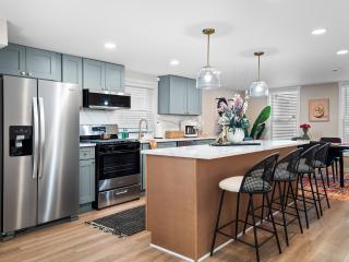 Arts District Walk to Restaurants, Bars Sleeps 8 -Tillman - 8