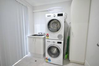 26 Simple Family Home Mirrabooka Sleeps 5 - 3
