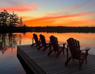 Stunning 3br Waterfront Lake Cottage Hottub&sauna - 1