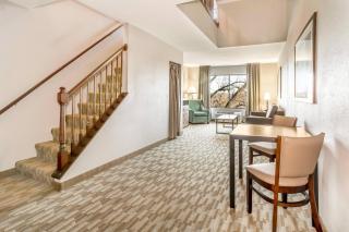 Riverview Inn & Suites, Ascend Hotel Collection - Rockford - 1