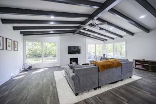 Gorgeous Renovated Home With Large & Private Lot - 8