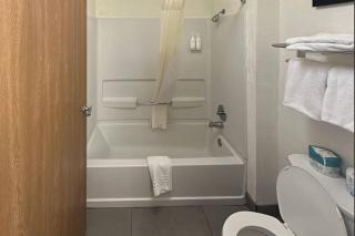 Country Inn & Suites by Radisson, Monterey Beachfront-Marina, CA - Marina - 2