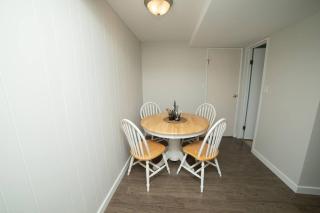 Quiet Area Near Downtown Walkable To Cafes - Maple Ridge - 7