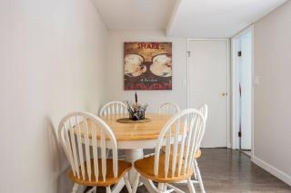 Quiet Area Near Downtown Walkable To Cafes - Maple Ridge - 6