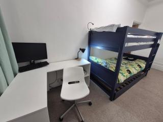 Great London Flat - Modern & Spacious - 5 Mins from Piccadilly Line tube station - 7