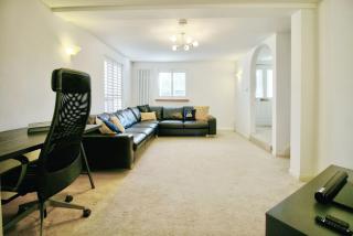 Comfortable Spacious Cottage - 5