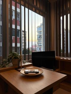 Warm urban-chic corner apartment - 4