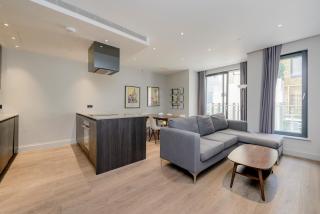 Stylish & Central 2-Bedroom Apartment - 9