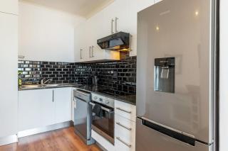 Stylish 1Bd with Mountain Views - 4