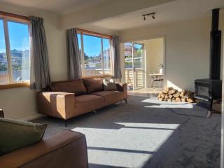 Sunny 3 bedroom house, huge deck and new bathroom - Dunedin - 0