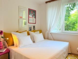 Riverside near Centre, Balcony and Free Parking - Sarajevo - 5