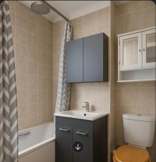 Modern 2 bedroom apartment with private parking - Slough - 2