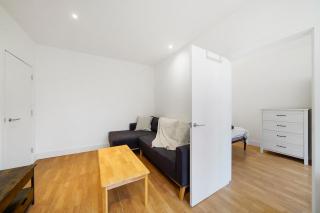 Newly Refurbished Entire One Bedroom Flat - Borehamwood - 5