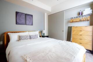 Blueground PikePine balcony elev nr park SEA-871 - 1