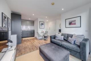 Gym , Balcony , Top Floor Apt , City Views - London - 1