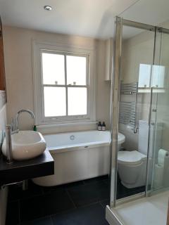 Centrally Located Boutique Townhouse - London - 4