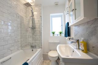 Courtsknap Contractors Sleeps 9 Free Parking WiFi - 8