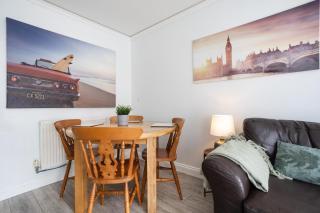 Courtsknap Contractors Sleeps 9 Free Parking WiFi - 1