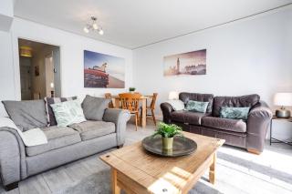 Courtsknap Contractors Sleeps 9 Free Parking WiFi - Swindon - 3