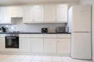 Courtsknap Contractors Sleeps 9 Free Parking WiFi - Swindon - 7