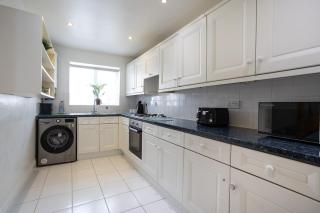 Courtsknap Contractors Sleeps 9 Free Parking WiFi - Swindon - 8