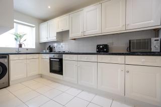 Courtsknap Contractors Sleeps 9 Free Parking WiFi - Swindon - 9