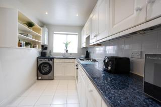 Courtsknap Contractors Sleeps 9 Free Parking WiFi - Swindon - 6