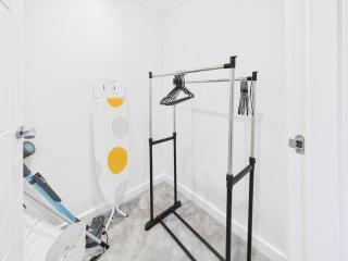 Stylish 2 Bedroom Flat Sleeps 6 - - 2