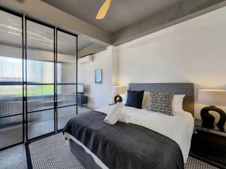 The Duke 1-Bedroom with Rooftop Pool City Views - 8