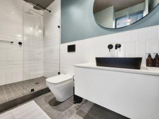 The Duke 1-Bedroom with Rooftop Pool City Views - 1