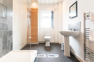 2-Bedroom Contractor Stay with Fully Equipped Kitchen, Wi-Fi & Parking - Leigh - 3