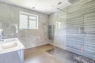 Room in a Luxury House with Pool - High Wycombe - 4