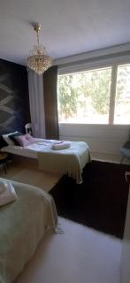 Avara huoneisto, lasitettu parveke, kaksi weeceetä - 8