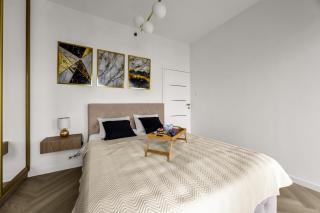 Wola Apt - Air Con, Parking & Balcony - by Rentujemy - Varsovie - 2