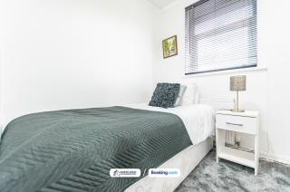 4-Bed House in Lowton Ideal for Contractors & Families - 7