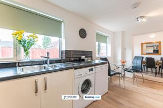 4-Bed House in Lowton Ideal for Contractors & Families - 4