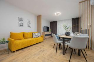 Komfortowe Rodzinne Studio Okrzei Warszawa by Noclegi Renters - Warsaw - 0