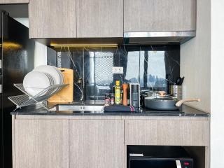 Elegant 1BR Condo - Ultra Fast WiFi - BTS On-Nut - 1