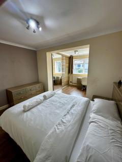 Spacious Ensuite Room With Garden View - 8