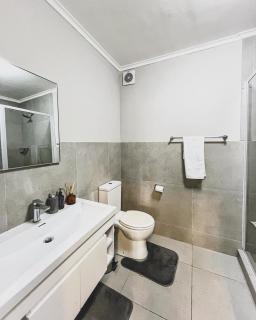Spacious 2 bedroom Apt near Canal Walk - 7