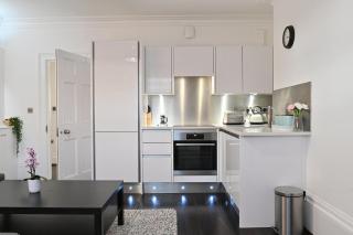 Modern & Contemporary, Central Flat - Reading - 0
