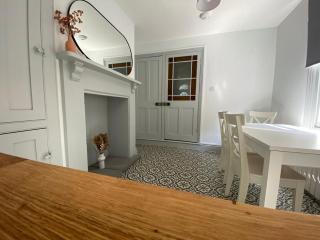 Three Bedroom Home Close to central Cambridge - 3