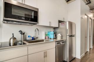 Boulevard Stays Downtown Highrise STU Sky Pool Parking Gym 15 - Phoenix - 5