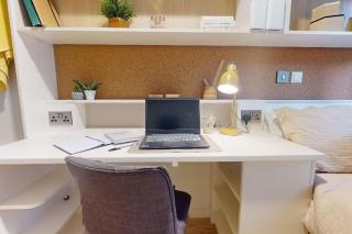 Student Only Bronze 2 Bed Apartment Plus Paris Gardens - 0