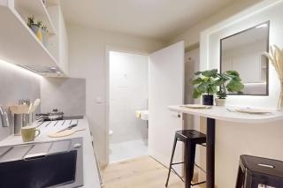 Student Only Bronze 2 Bed Apartment Plus Paris Gardens - 1