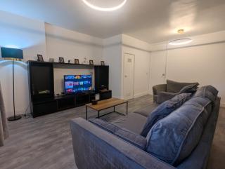 3-Bed Home with Patio Near Deansgate & City Centre - Manchester - 6